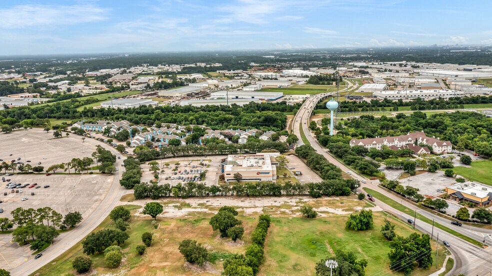 More Photos Of 7300 W Greens Rd, Houston Health Club For Sale