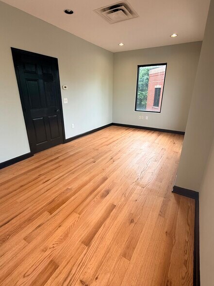 More Photos Of 106 Mission Ct, Franklin Office For Lease