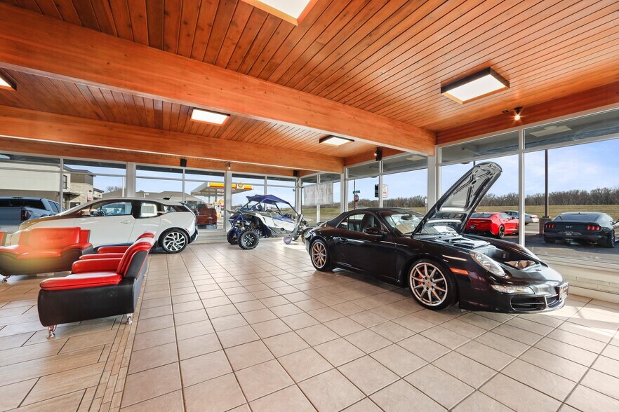 More Photos Of 515 E Wisconsin St, Portage Auto Dealership For Sale