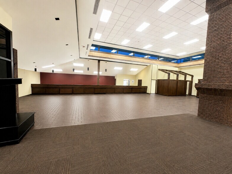 More Photos Of 1100 Spotsylvania St, New Athens Bank For Lease