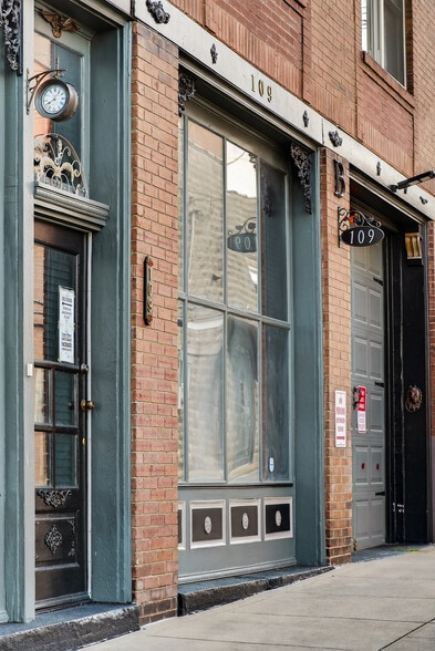 More Photos Of 109 7th Ave E, Springfield Flex For Sale