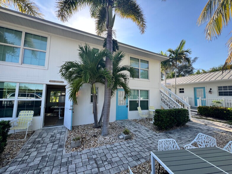 More Photos Of 2502 Tamarind Dr, Fort Pierce Hotel For Sale