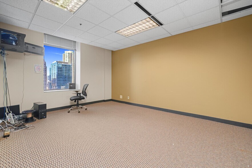 More Photos Of 211 W Wacker Dr, Chicago Office For Sale