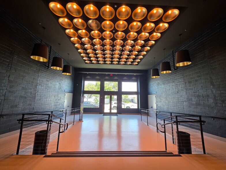 More Photos Of 2200 2nd Ave S, Saint Petersburg Flex For Lease