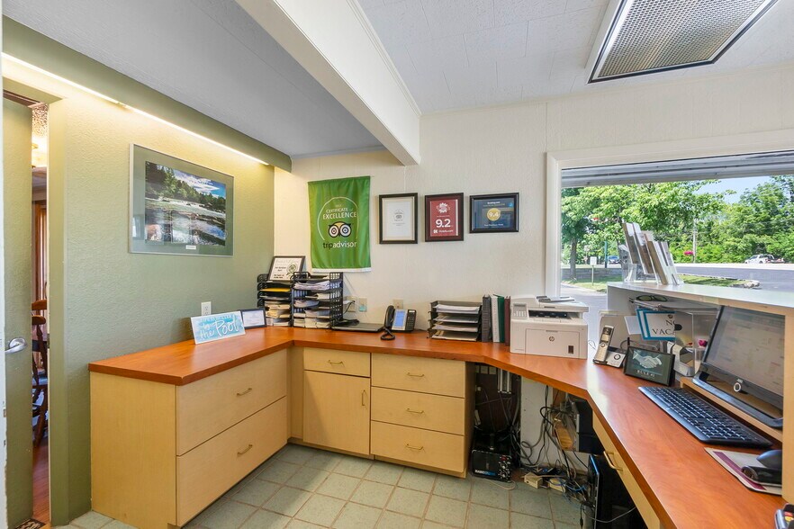 More Photos Of 310 S McCune St, Pilot Knob Hotel For Sale