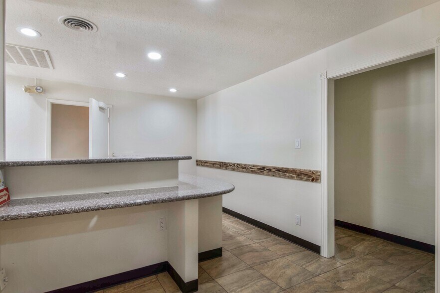 More Photos Of 825 Fairmont Pkwy, Pasadena Office For Sale