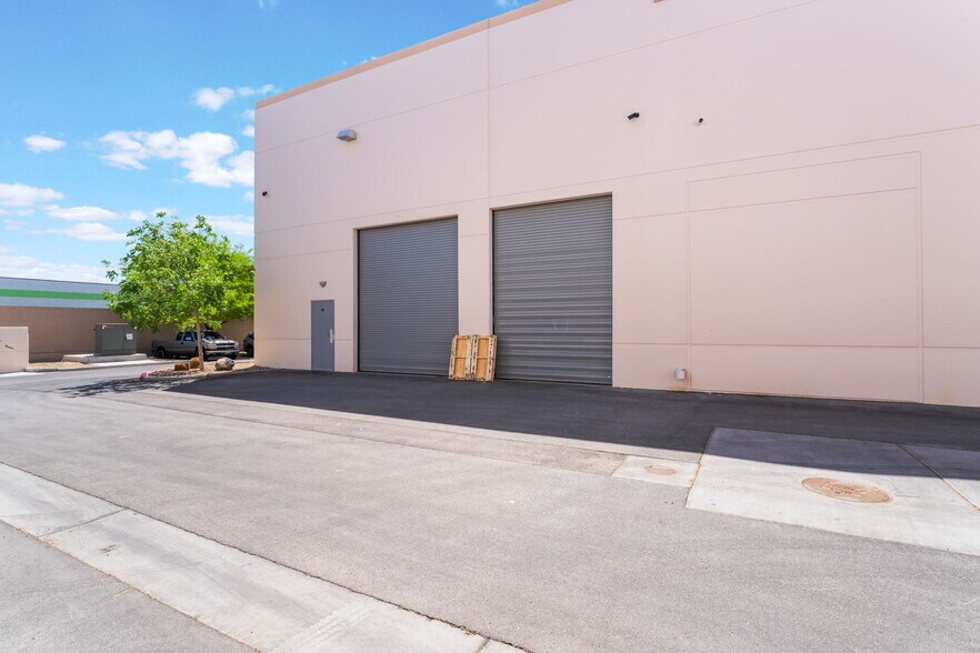 More Photos Of 2950 E Sunset Rd, Las Vegas Showroom For Sale