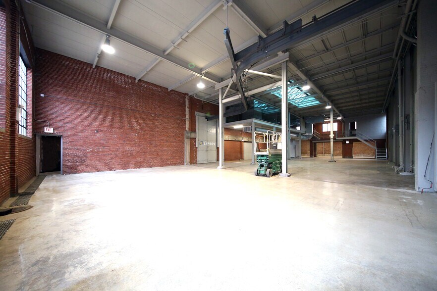 More Photos Of 900 W Cermak Rd, Chicago Warehouse For Lease