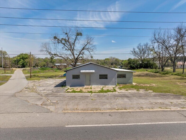 More Photos Of 131 S Jackson St, Hawkinsville Flex For Sale