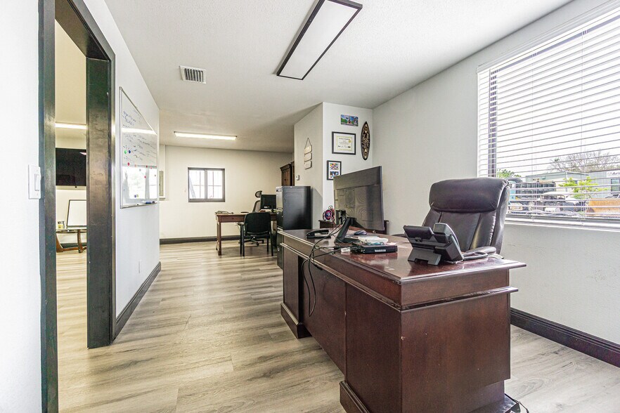 More Photos Of 6911 Gibsonton Dr, Gibsonton Light Manufacturing For Sale