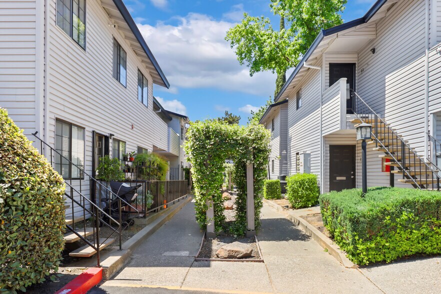 More Photos Of 2626 Marigold Ln, Sacramento Apartments For Sale