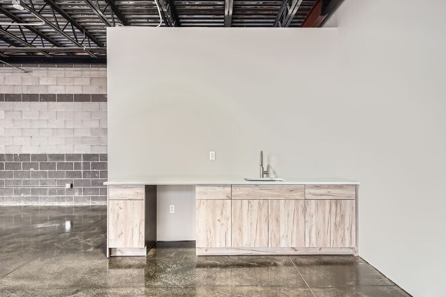 More Photos Of 10264 Dransfeldt Rd, Parker Showroom For Lease