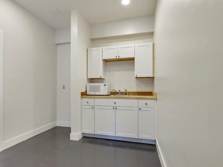 More Photos Of 705 Bond Way, Delray Beach Showroom For Sale
