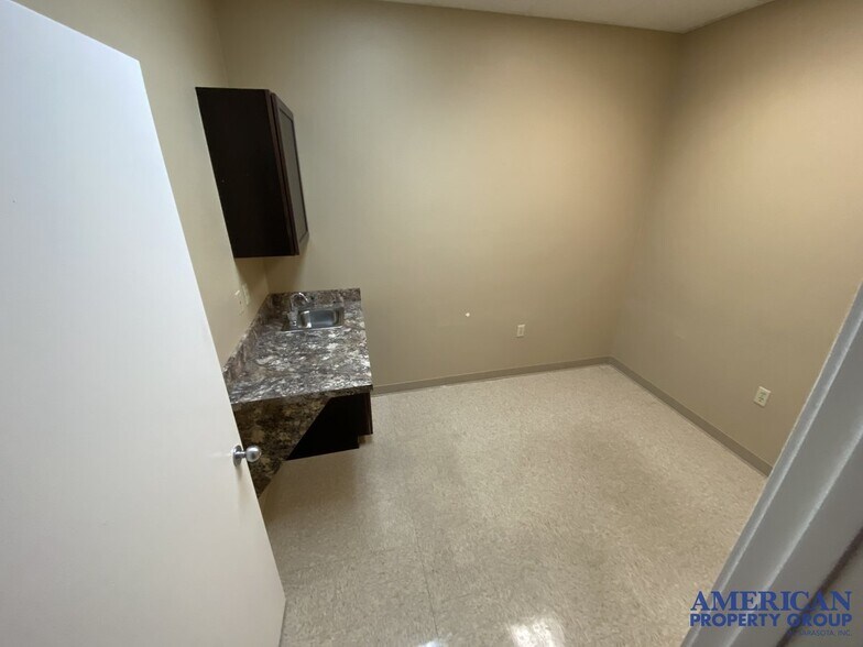 More Photos Of 3920 Bee Ridge Rd, Sarasota Medical For Sale