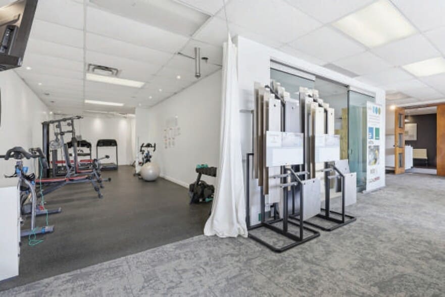 More Photos Of 8905 Boul Henri-Bourassa O, Saint-Laurent Showroom For Sale