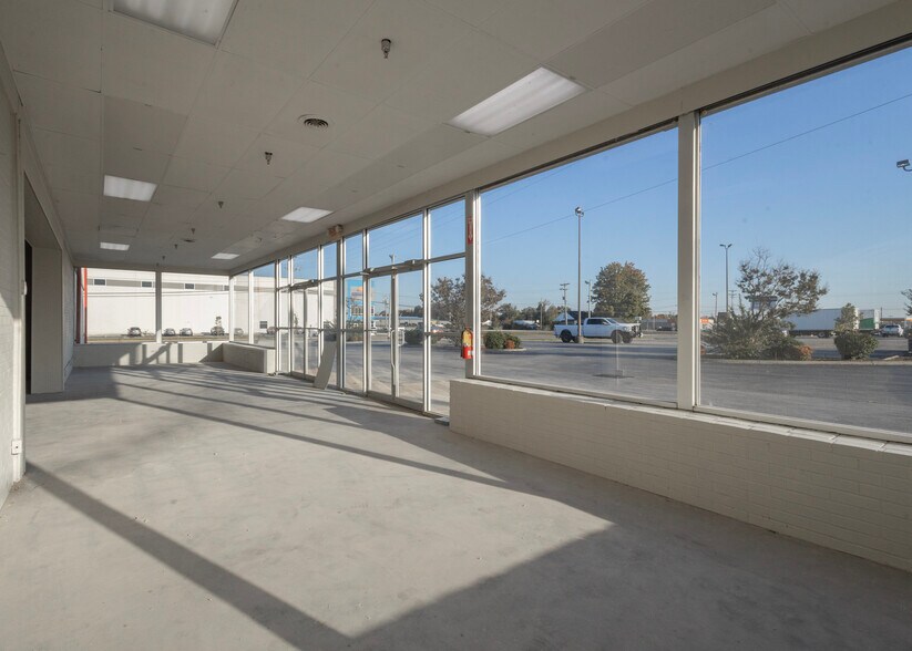 More Photos Of 2326 Russellville Rd, Bowling Green Freestanding For Lease