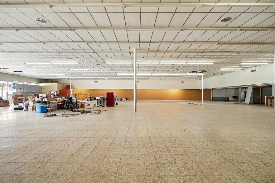 More Photos Of 500-511 E Broadway St, Sweetwater Storefront For Sale