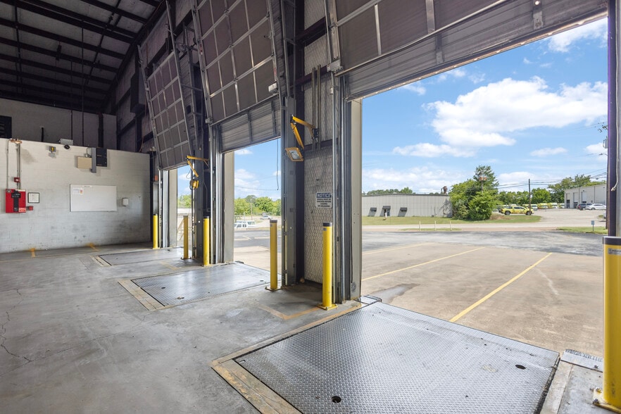More Photos Of 2307 E Erwin St, Tyler Manufacturing For Lease