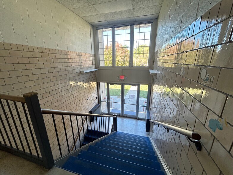 More Photos Of 709 Deacon St, Hebron Schools For Lease