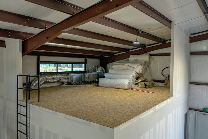 More Photos Of 2912 Chambers St, Venus Service For Lease