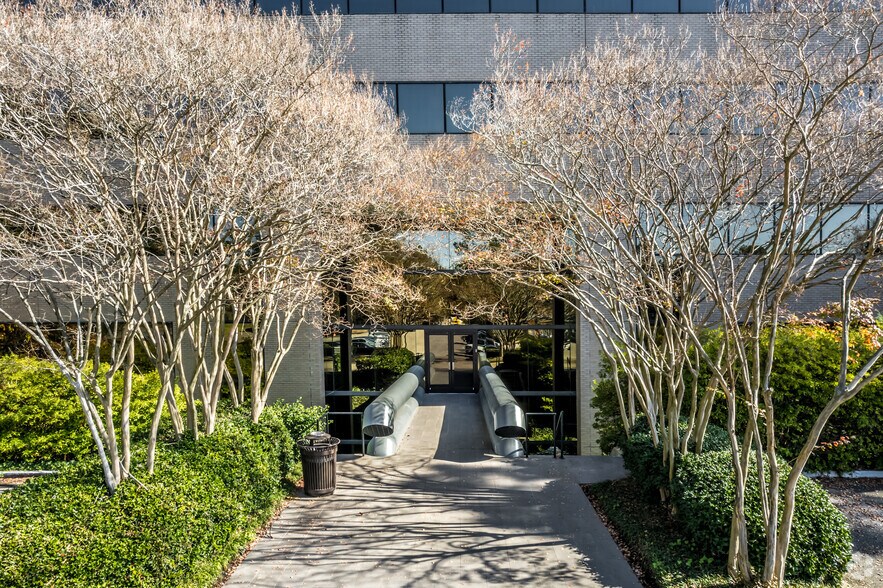 More Photos Of 850 Ridge Lake Blvd, Memphis Office For Lease