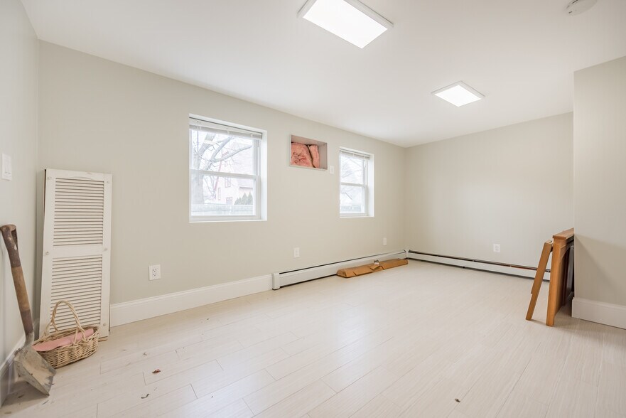 More Photos Of 2276 S Merrick Ave, Merrick Medical For Lease