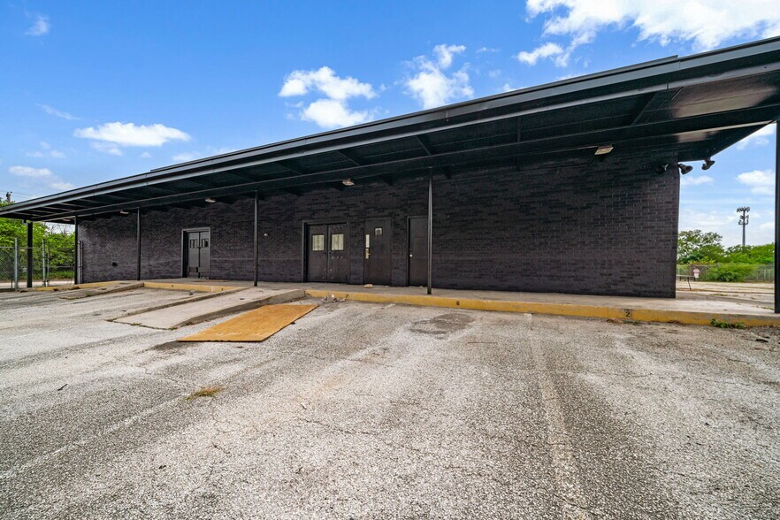 More Photos Of 7503 Harlow Dr, San Antonio Freestanding For Lease