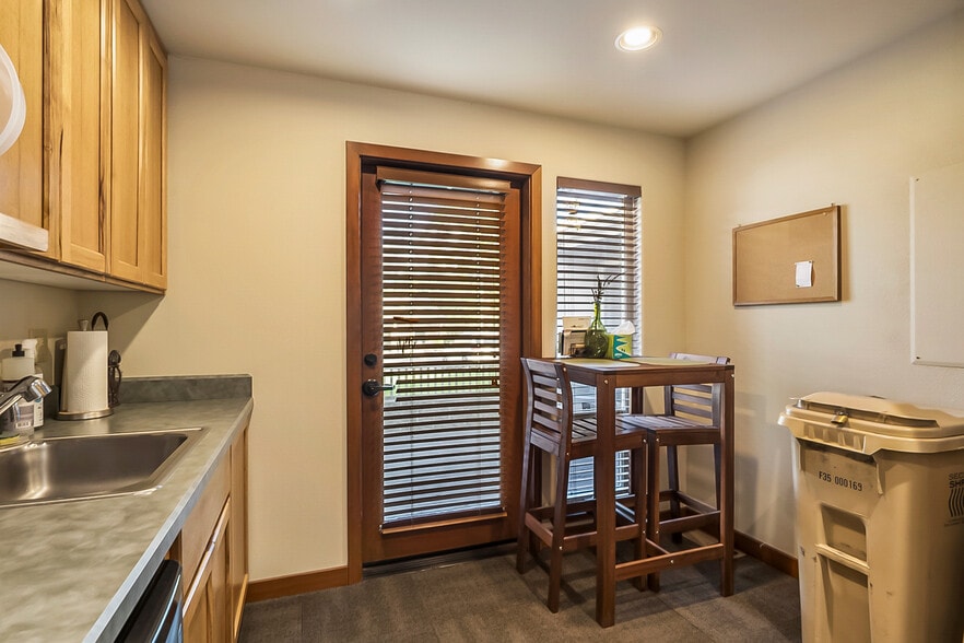 More Photos Of 336 NE Norton Ave, Bend Office For Sale