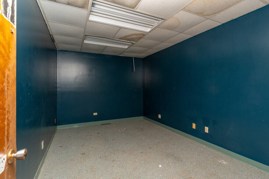 More Photos Of 828 E Main St, Carbondale General Retail For Sale