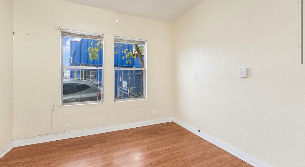 More Photos Of 1121 W Hildebrand Ave, San Antonio General Retail For Sale