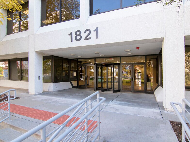 More Photos Of 1821 Walden Office Sq, Schaumburg Office For Lease