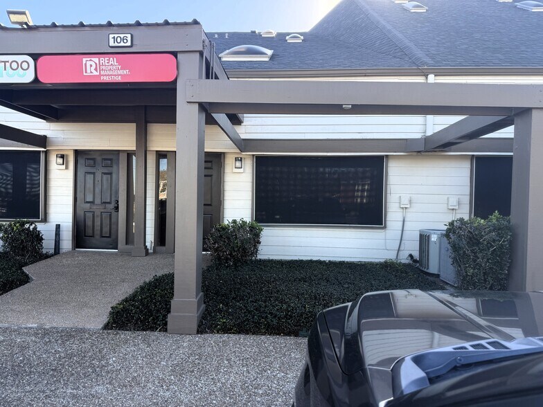 More Photos Of 17300 Saturn Ln, Houston Medical For Lease