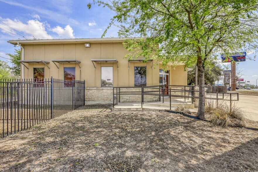 More Photos Of 5727 W I-10 Fwy, San Antonio Office For Lease