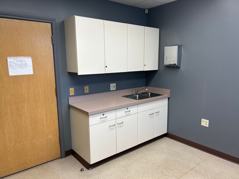 More Photos Of 2555 Creekwood Ct, Springfield Medical For Sale