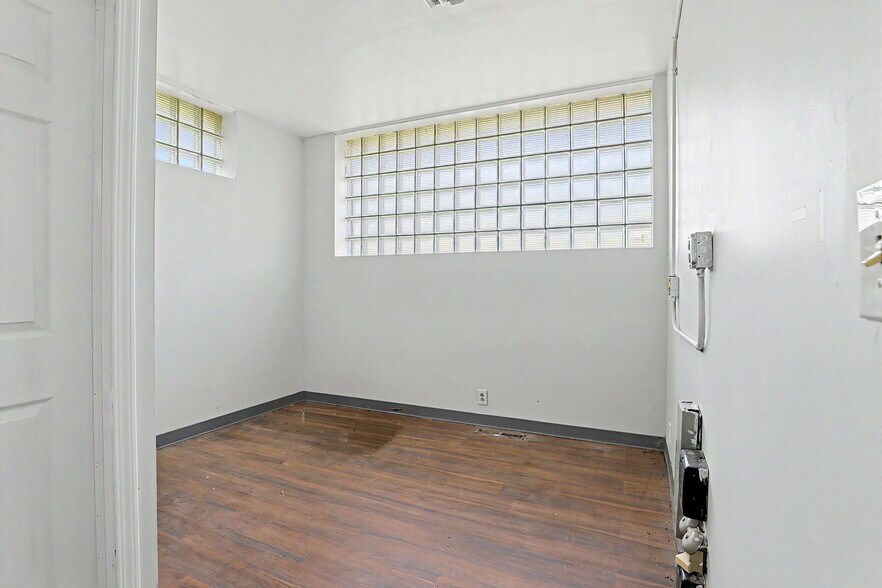 More Photos Of 1601 N State St, Augusta Office For Sale