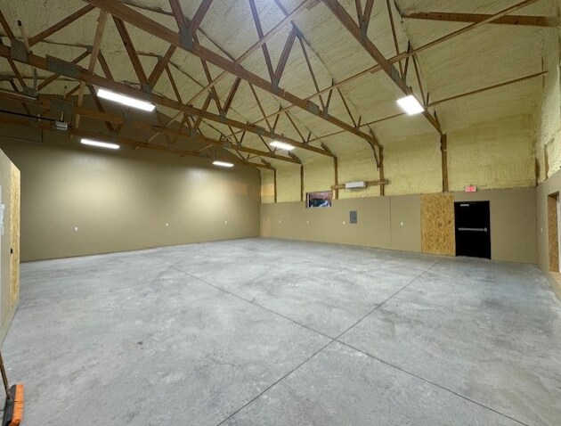 More Photos Of 1060 D W Griffith Ln, La Grange Warehouse For Lease