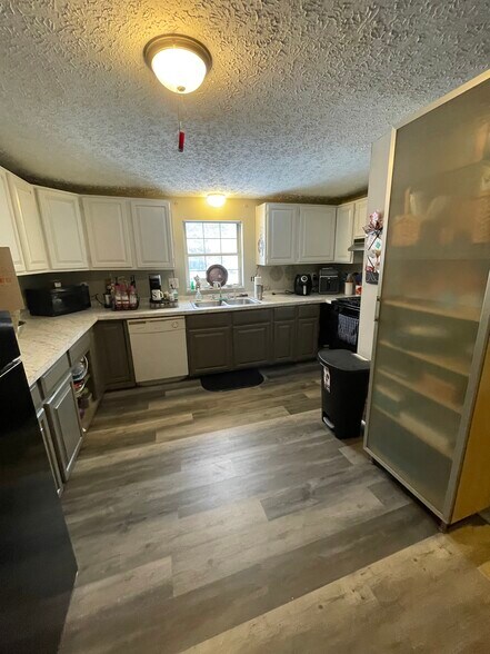 More Photos Of 5002 S Walnut St, South Bloomfield Storefront For Sale