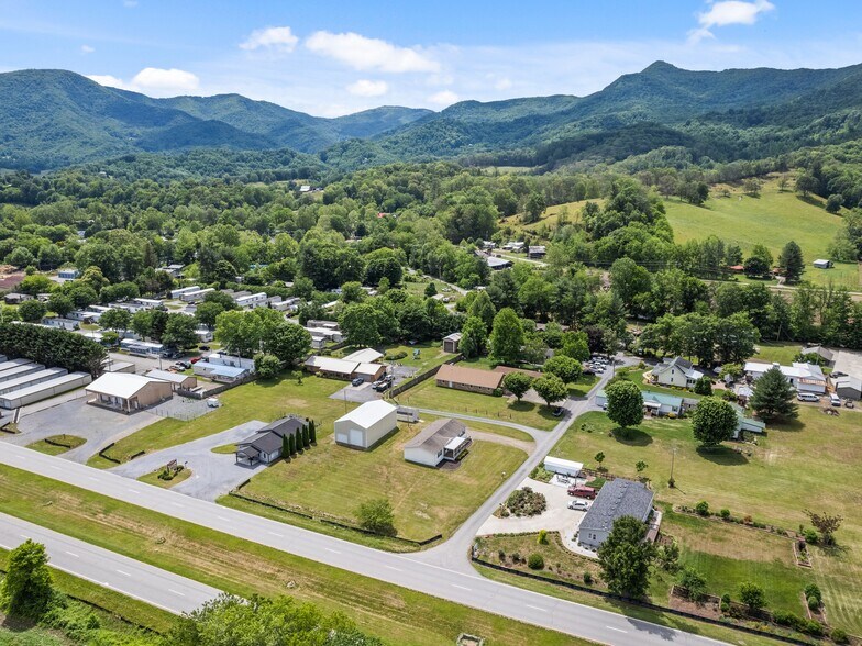 More Photos Of 25 Lester Ln, Waynesville Flex For Sale