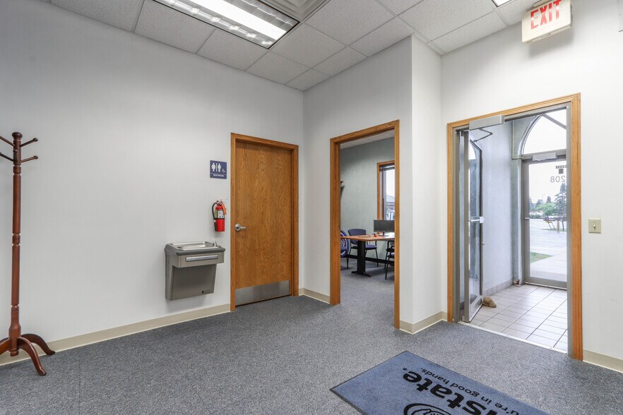 More Photos Of 10208 Park Plz, Rothschild Office For Lease