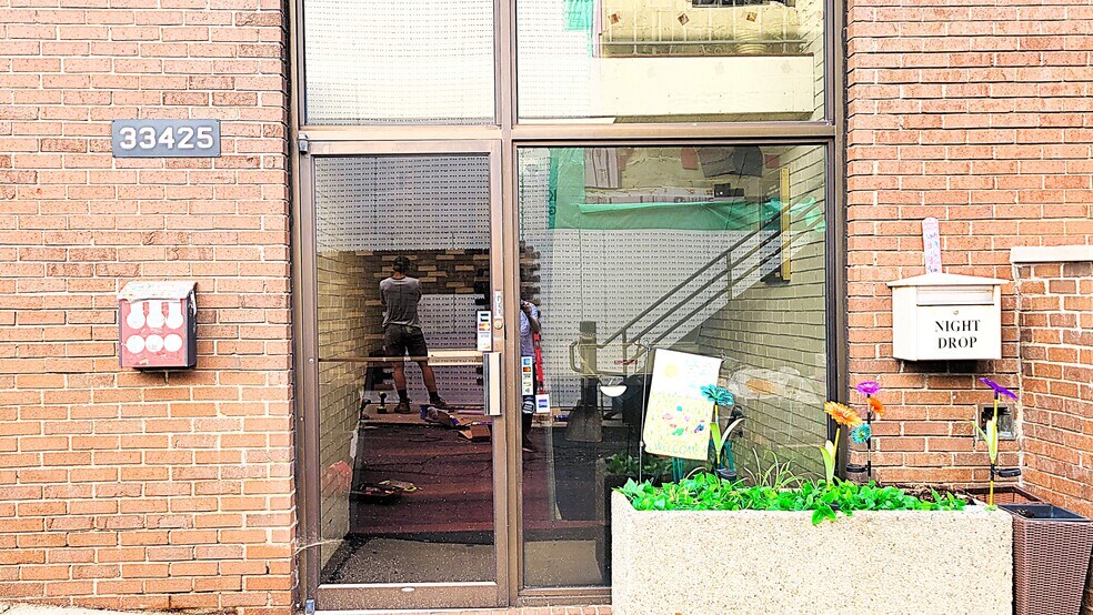 More Photos Of 33409-33425 Grand River Ave, Farmington Office For Sale