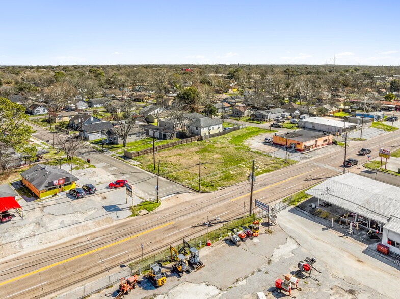 More Photos Of 1812 N Main St, Baytown Storefront For Lease