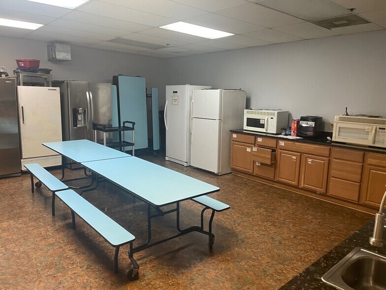 More Photos Of 13520-13544 Jefferson Davis Hwy, Woodbridge Unknown For Lease