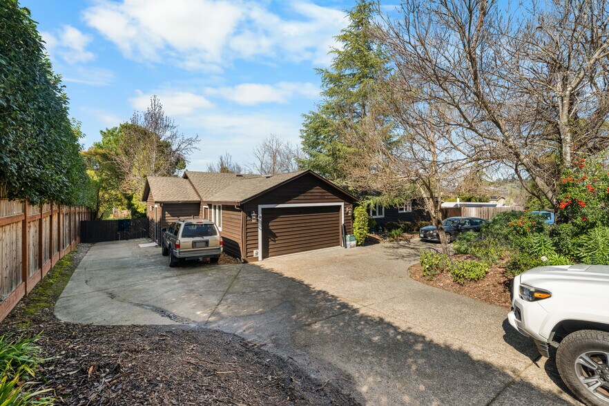 More Photos Of 8 Circle Rd, San Rafael Specialty For Sale