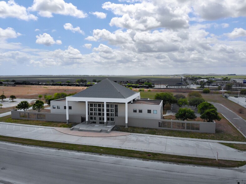 More Photos Of 1024 Texas Yes Blvd, Robstown Office For Lease