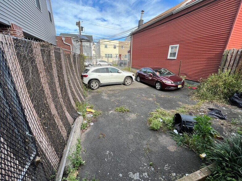 More Photos Of 839 Elizabeth Ave, Elizabeth General Retail For Sale