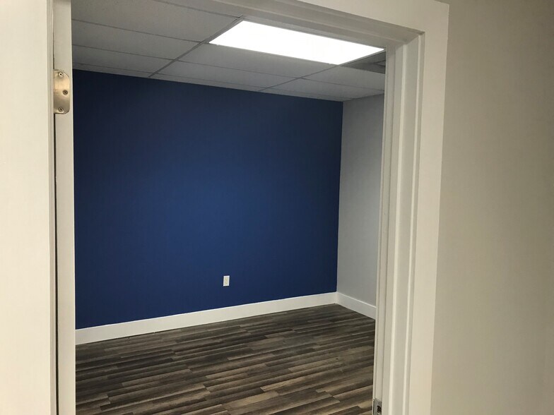 More Photos Of 787 Commerce Dr, Venice Warehouse For Lease