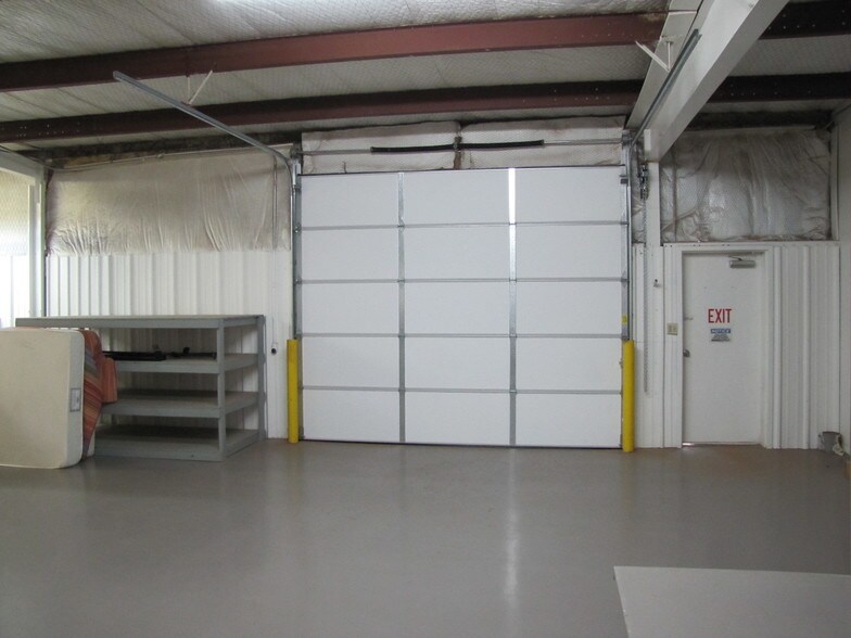 More Photos Of 2006 Kings Hwy, Snyder Service For Lease