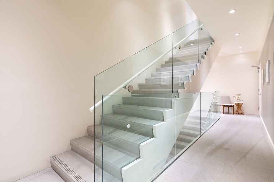 More Photos Of 770 Madison Ave, New York Storefront For Sale