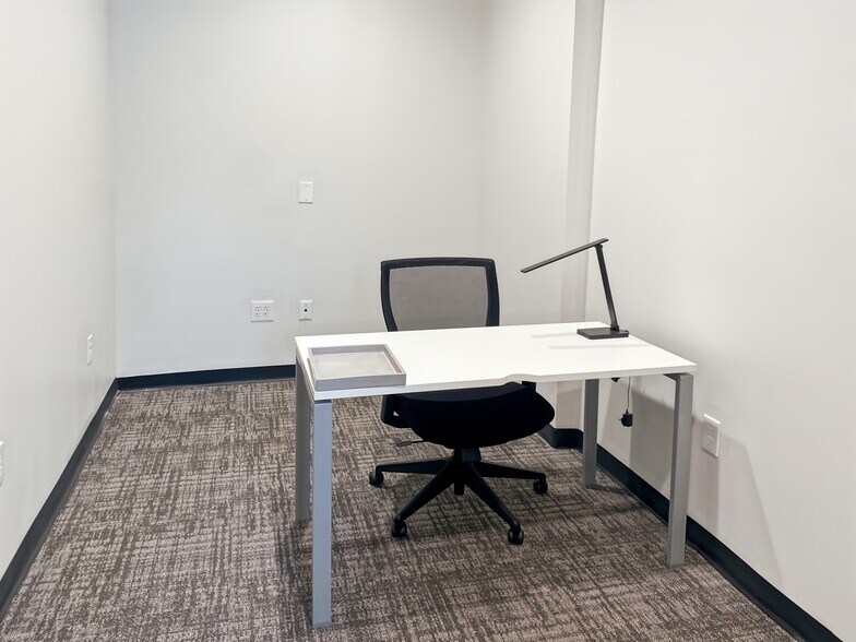 More Photos Of 16102 Chagrin Blvd, Shaker Heights Coworking Space