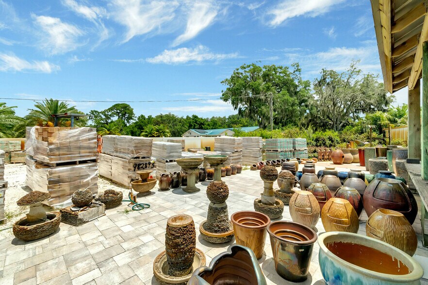 More Photos Of 8440 County Road 48, Yalaha Freestanding For Sale